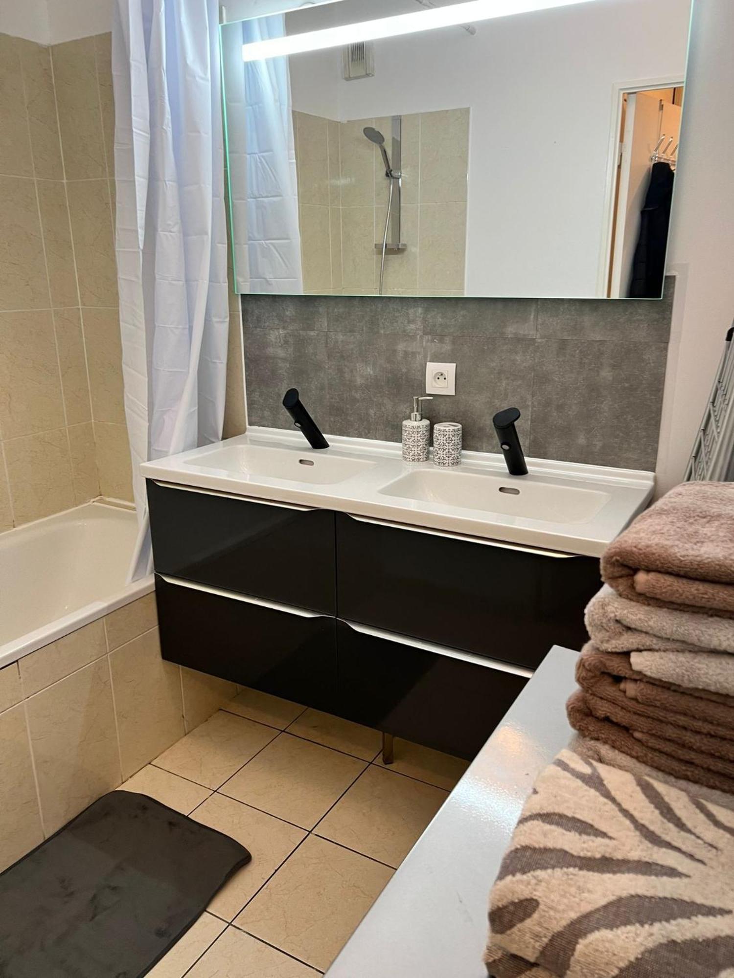 Appartement 5Min Gare Rer Disneyland Paris Val D'Europe La Vallee Village Parking Inclus Montevrain Bagian luar foto